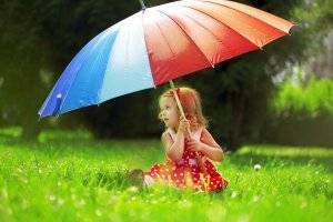 Beautiful-cute-baby-girl-with-umbrella